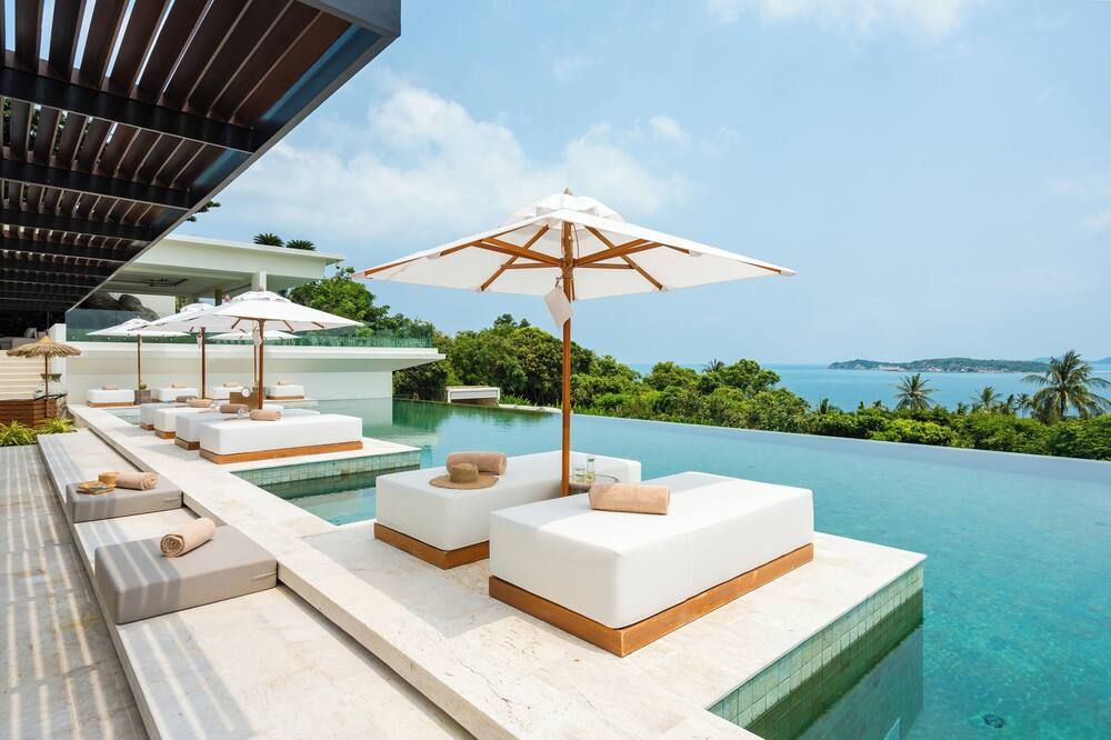 حوض السباحة