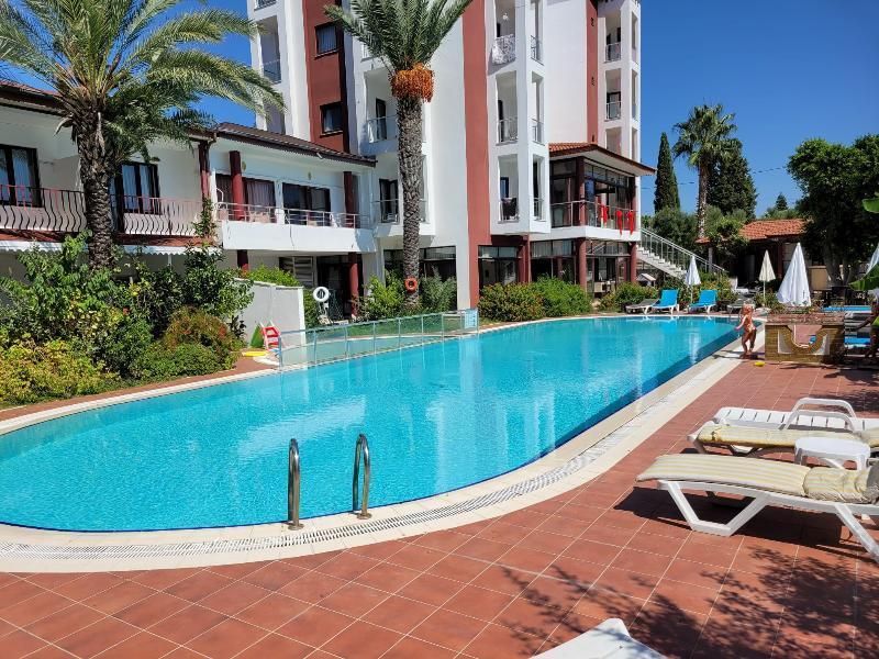 حوض السباحة