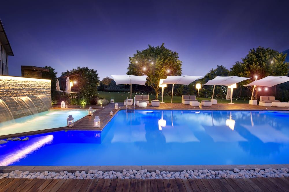 حوض السباحة