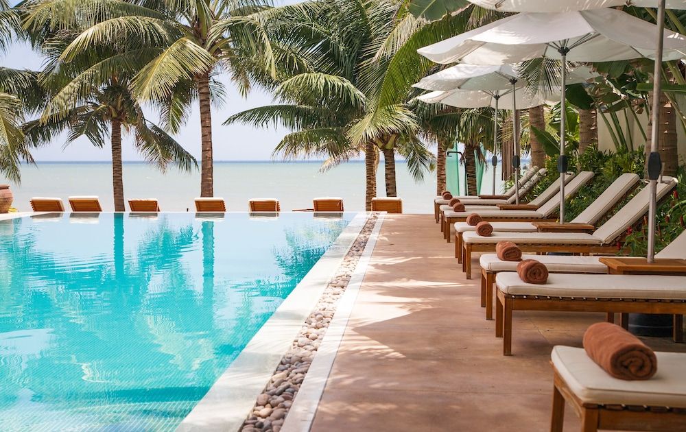 حوض السباحة