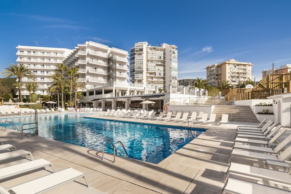 حوض السباحة