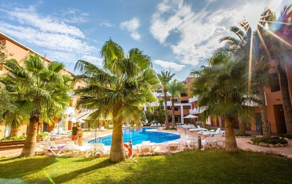 حوض السباحة