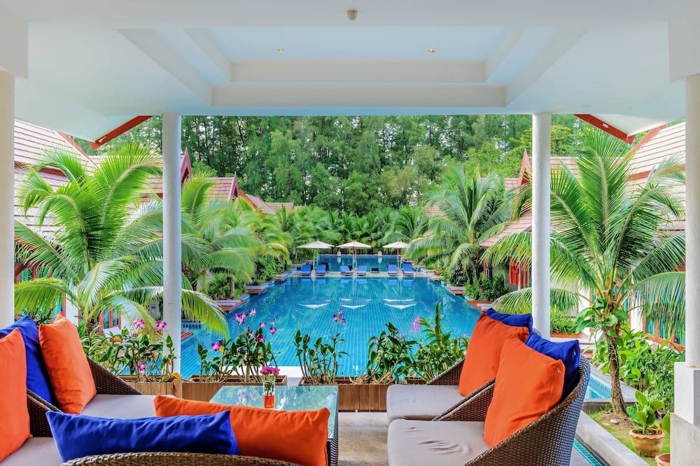 حوض السباحة