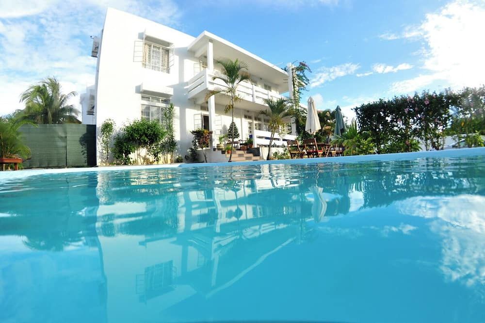 حوض السباحة