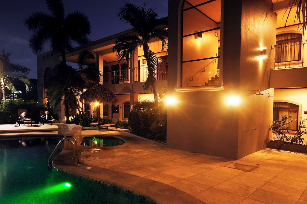 حوض السباحة