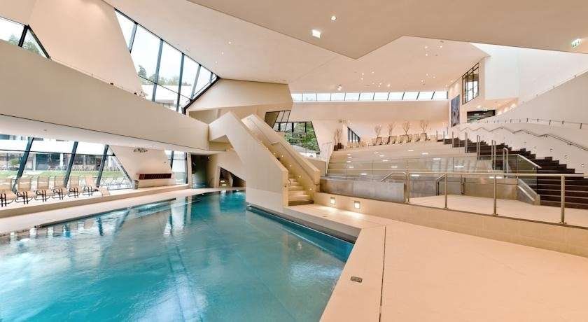 حوض السباحة