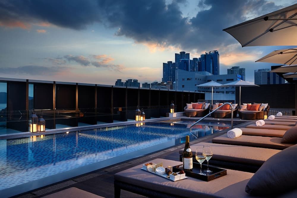 حوض السباحة