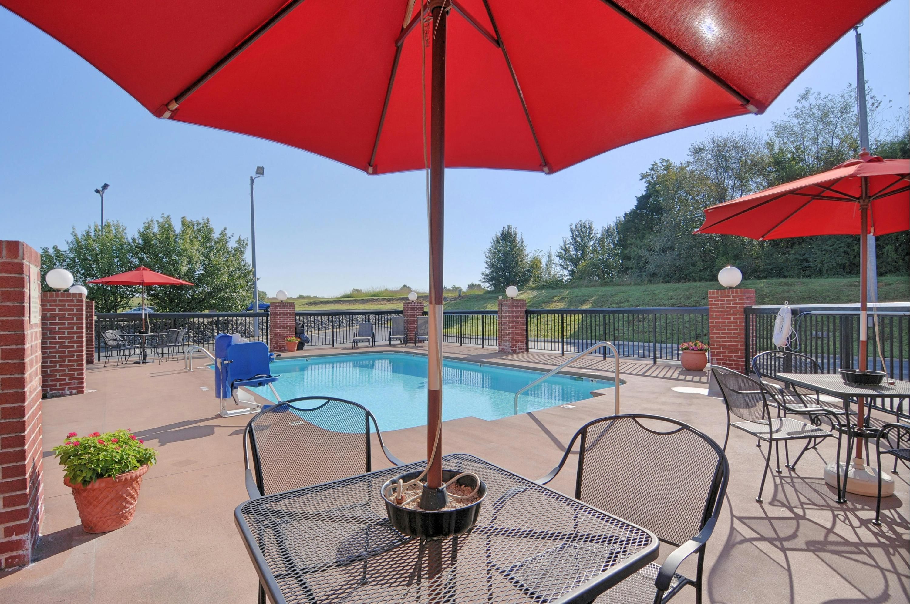 حوض السباحة