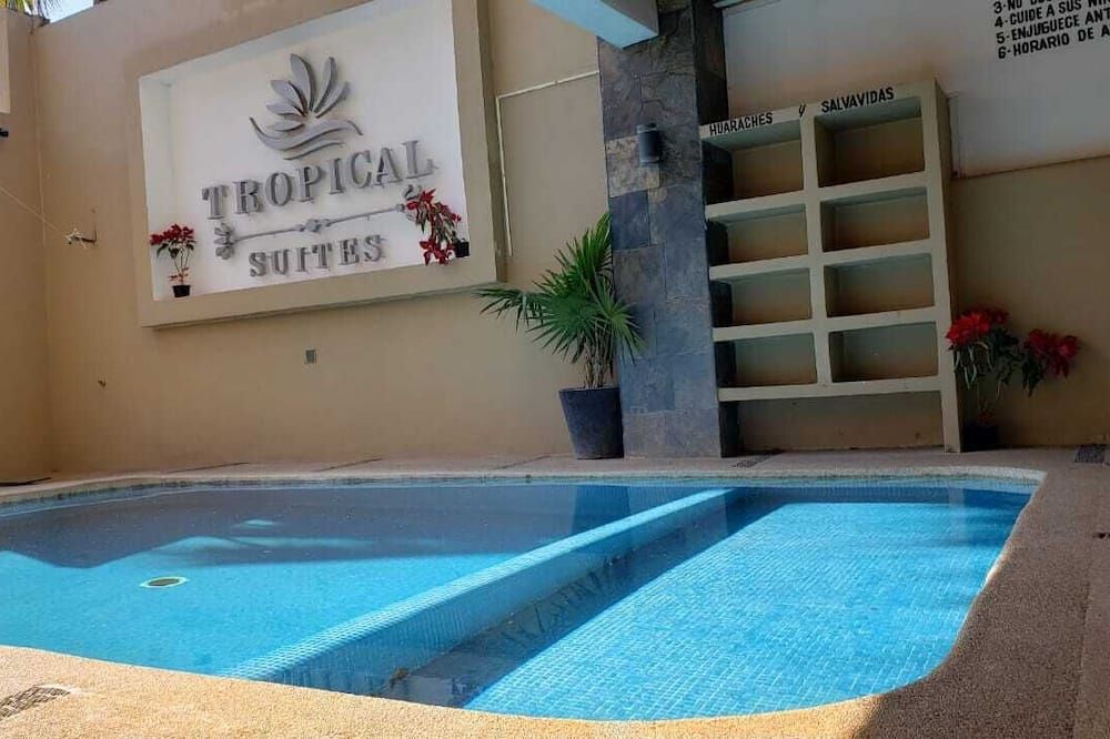 حوض السباحة