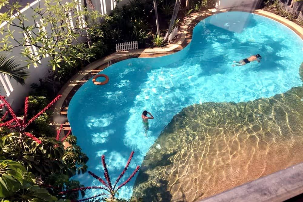 حوض السباحة