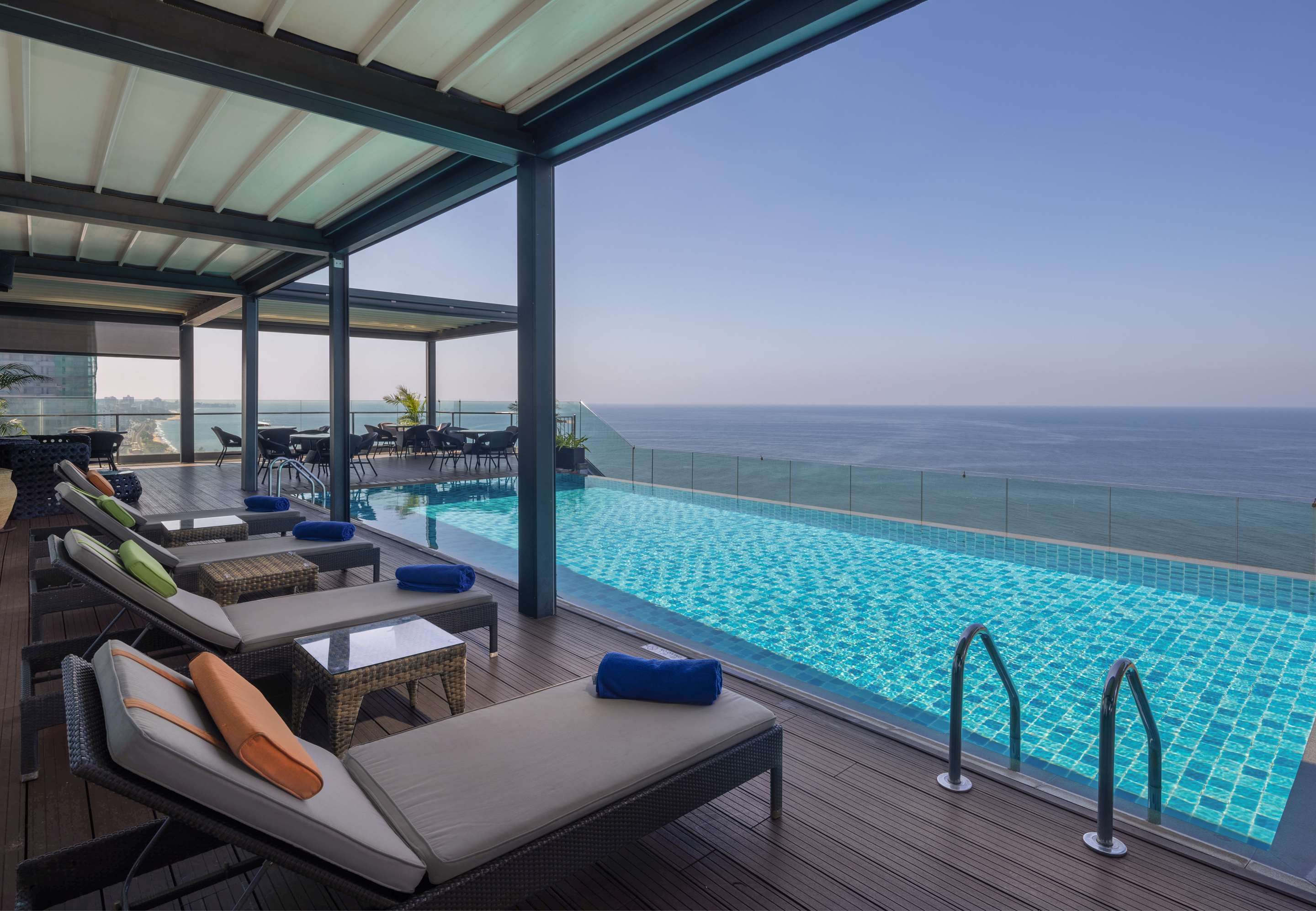 حوض السباحة