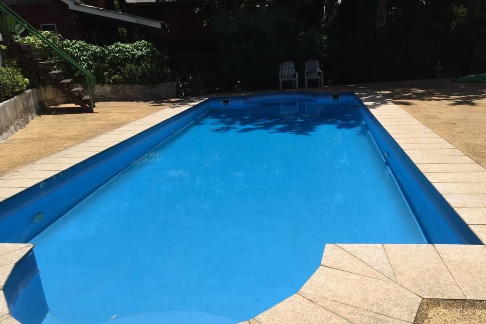 حوض السباحة