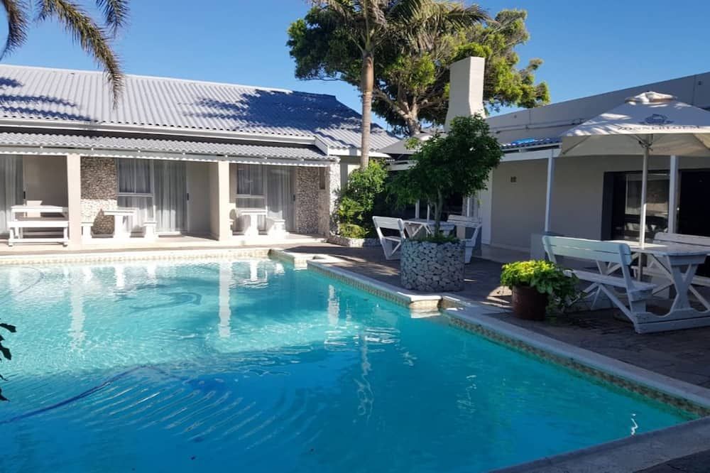 حوض السباحة صورة