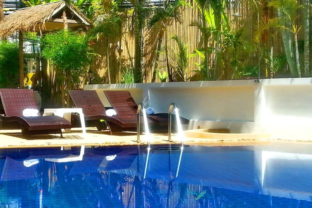 حوض السباحة