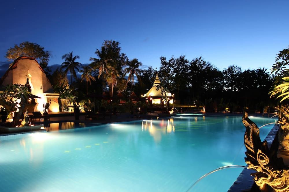 حوض السباحة