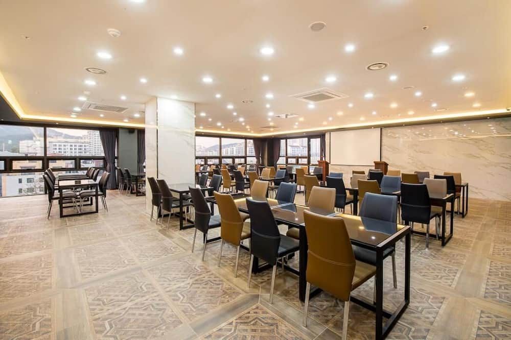 مطعم