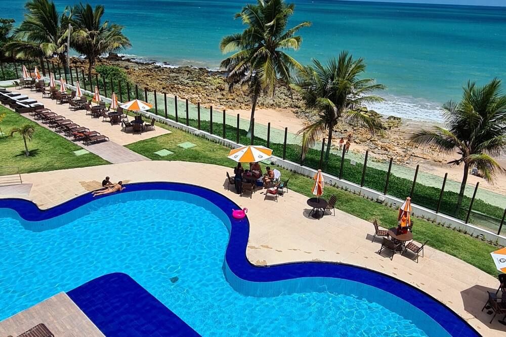 حوض السباحة