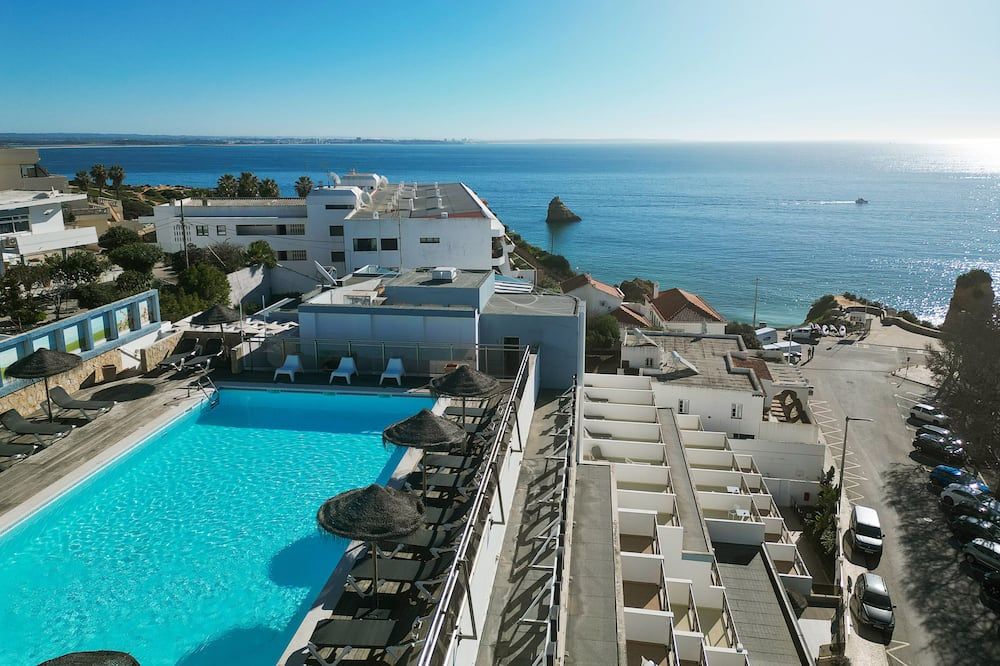 حوض السباحة