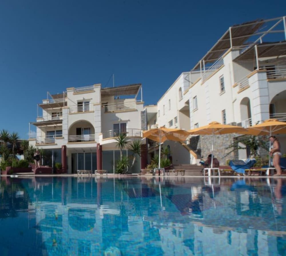 حوض السباحة