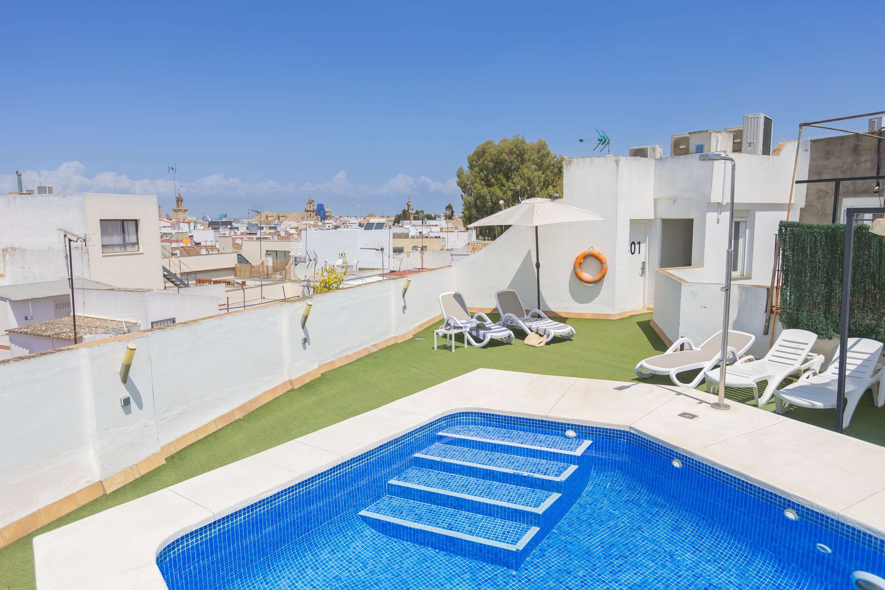 حوض السباحة