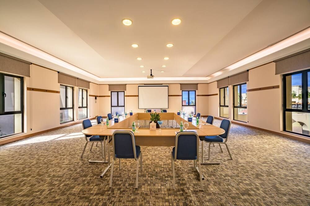 غرفة الاجتماعات