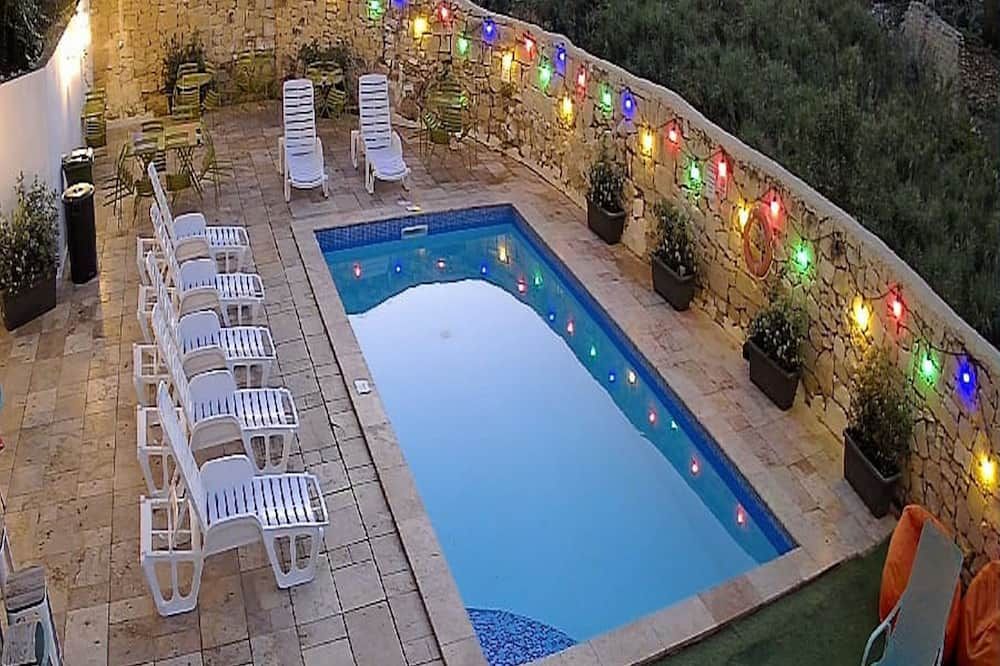 حوض السباحة