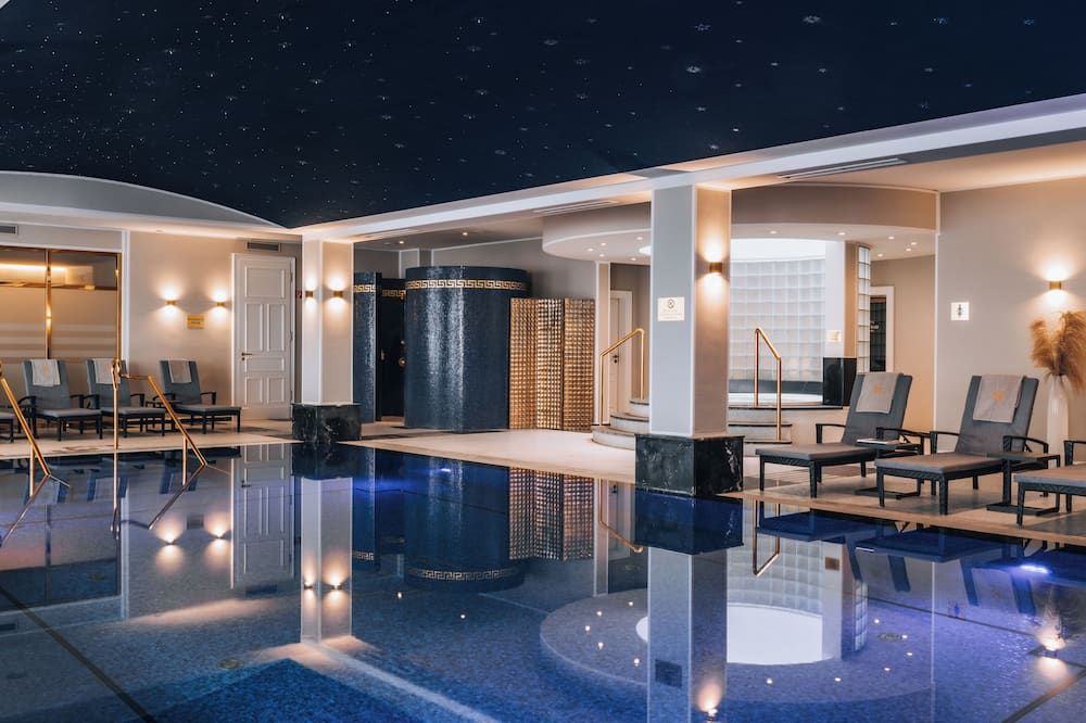 حوض السباحة