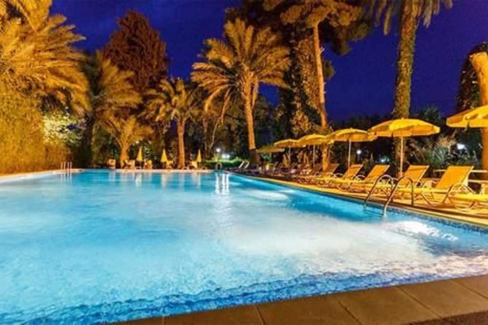 حوض السباحة