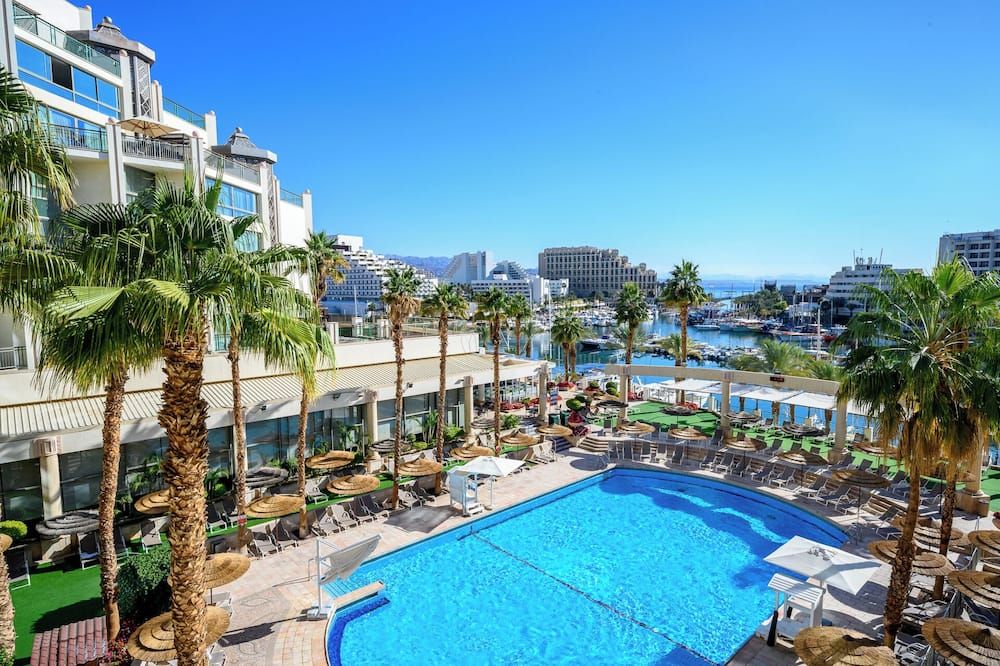 حوض السباحة