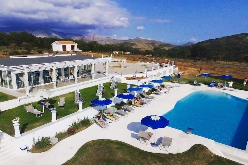 حوض السباحة