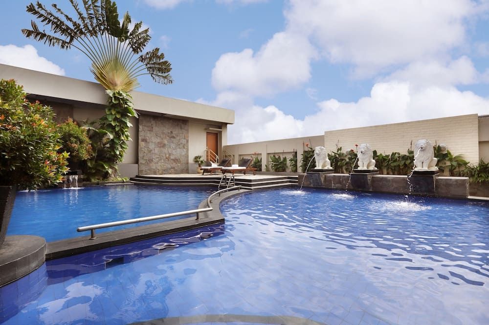 حوض السباحة