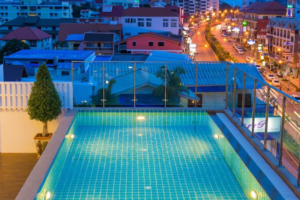 حوض السباحة