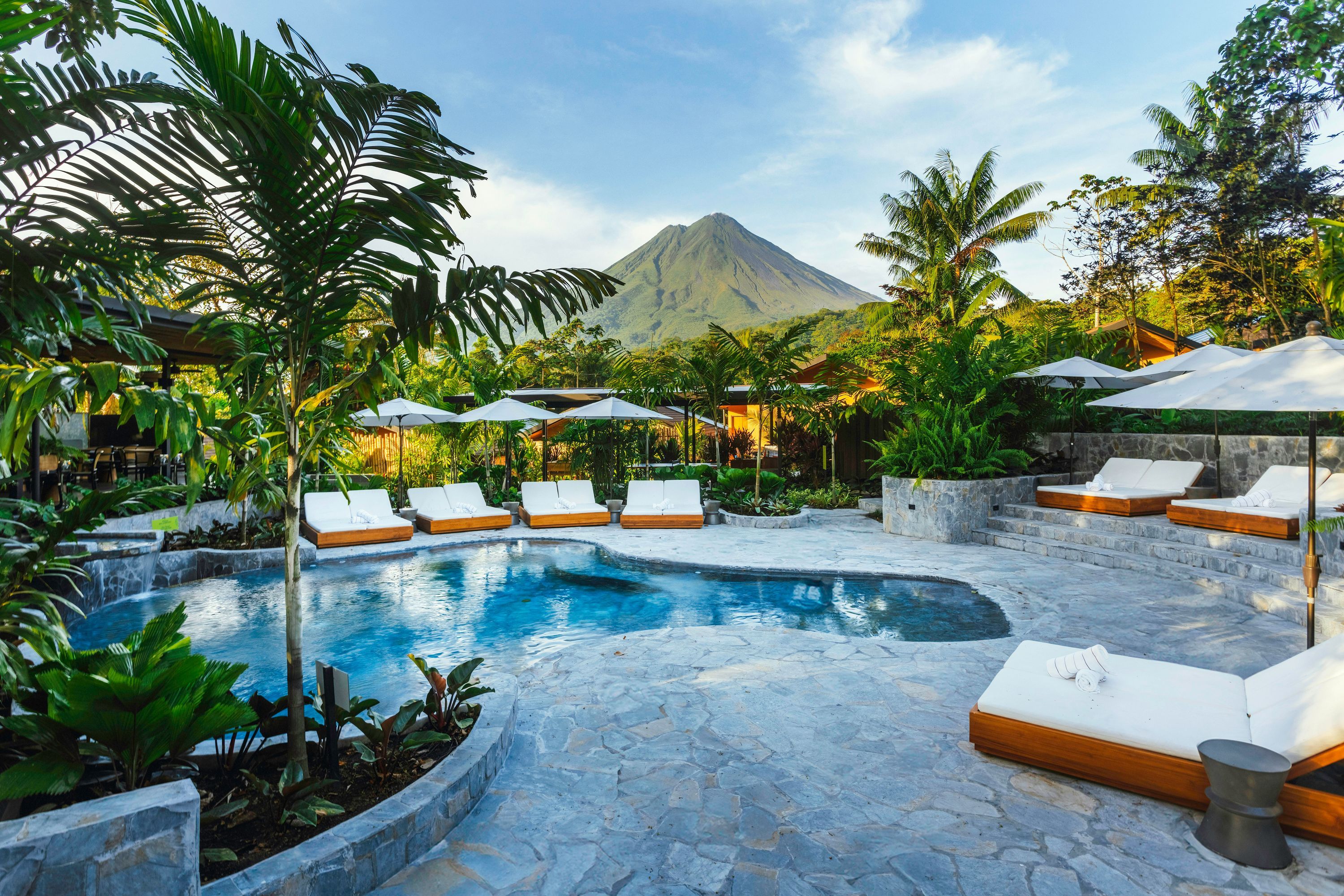 حوض السباحة