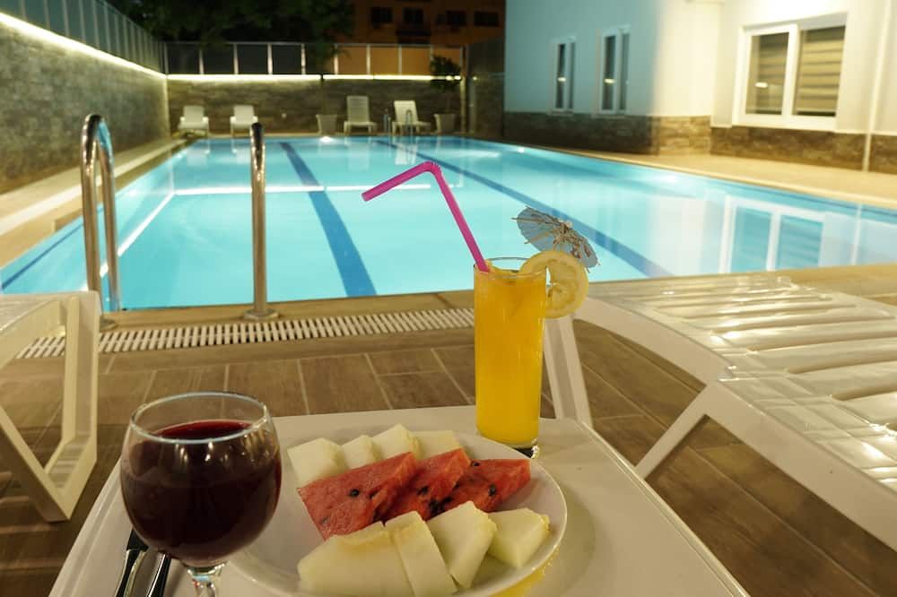 حوض السباحة