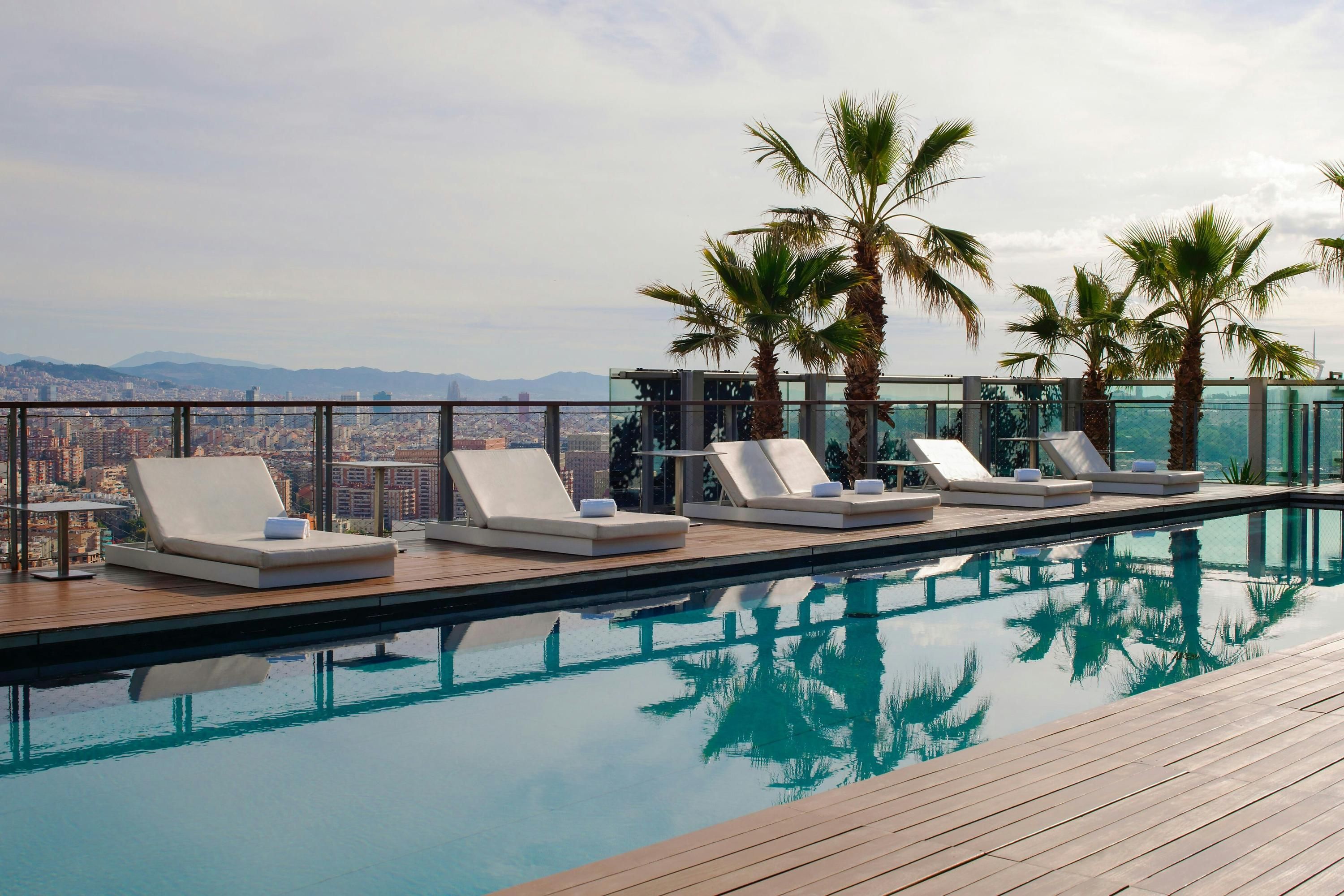 حوض السباحة