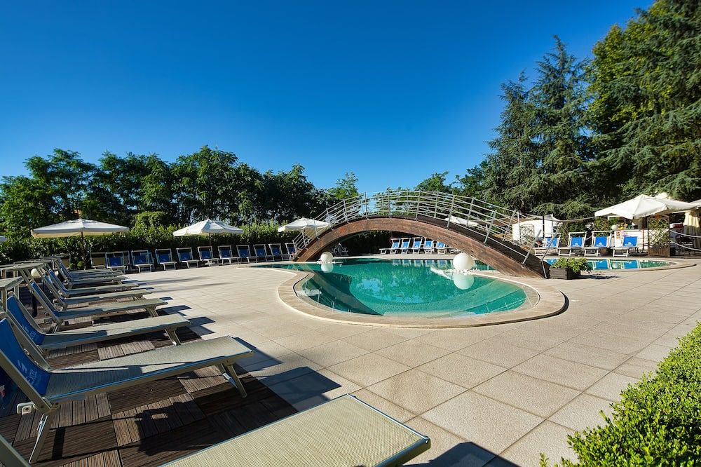 حوض السباحة صورة