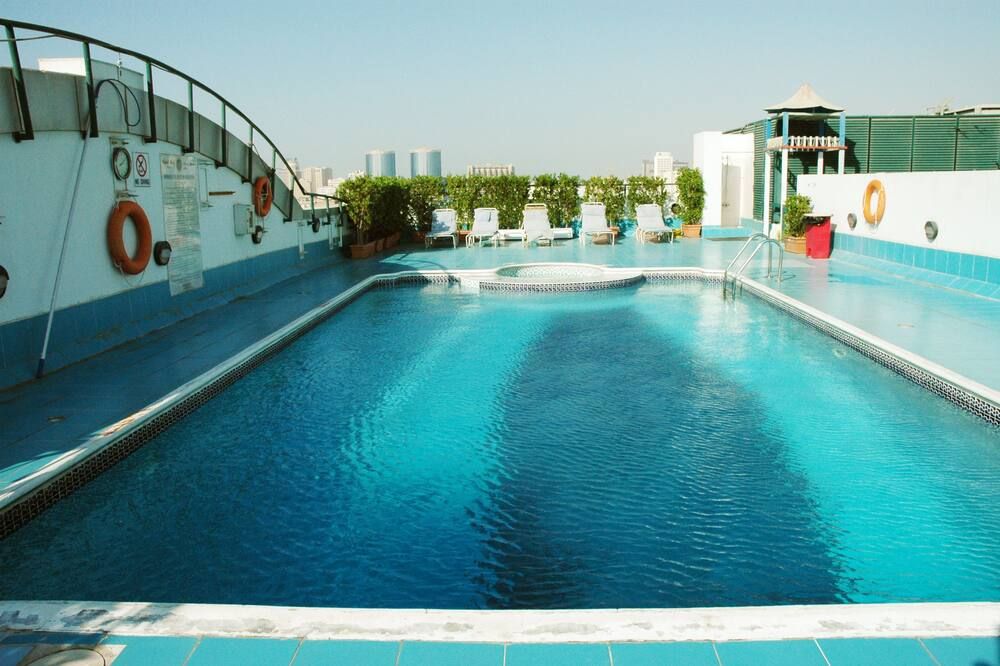 حوض السباحة