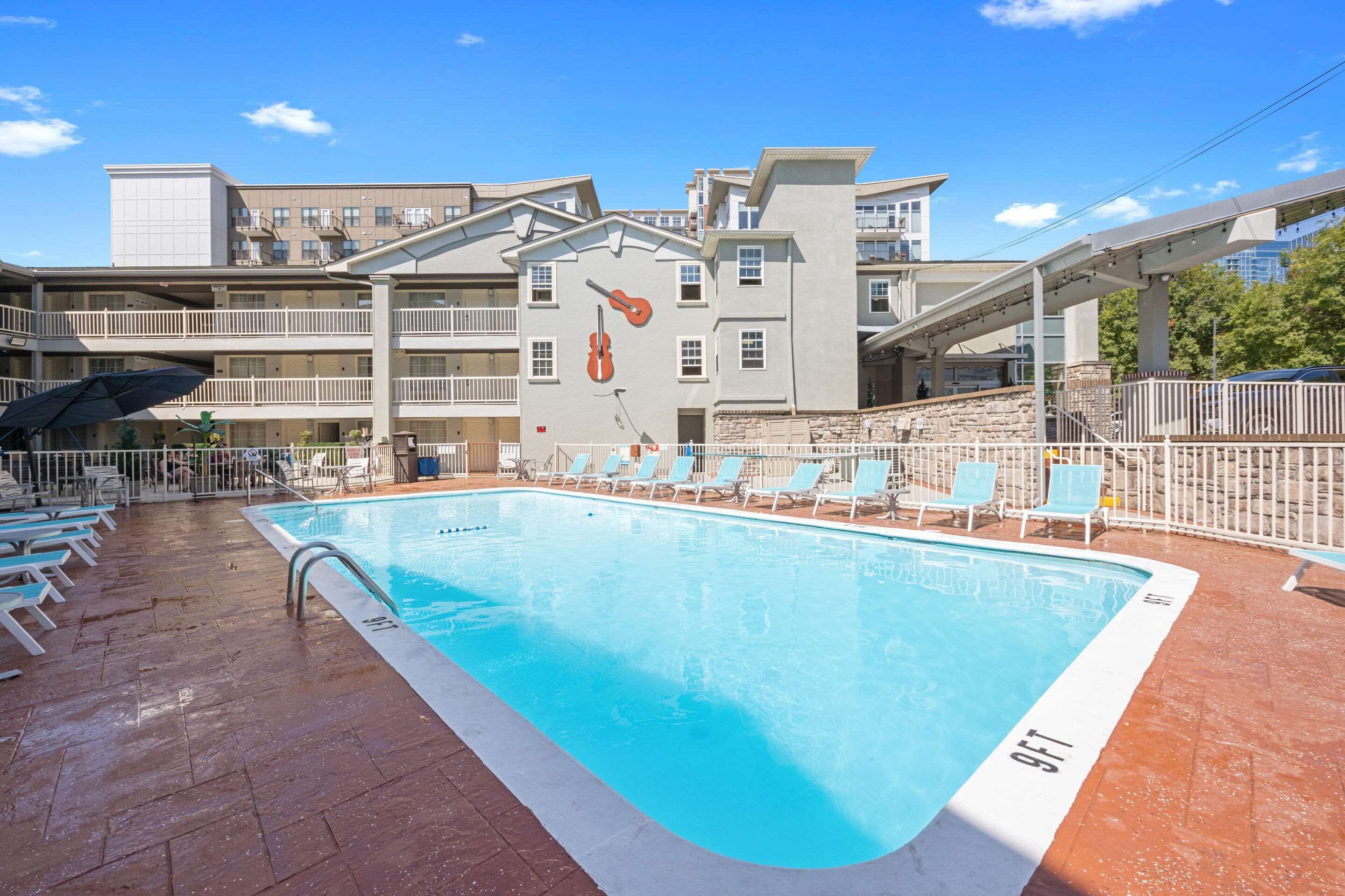 حوض السباحة