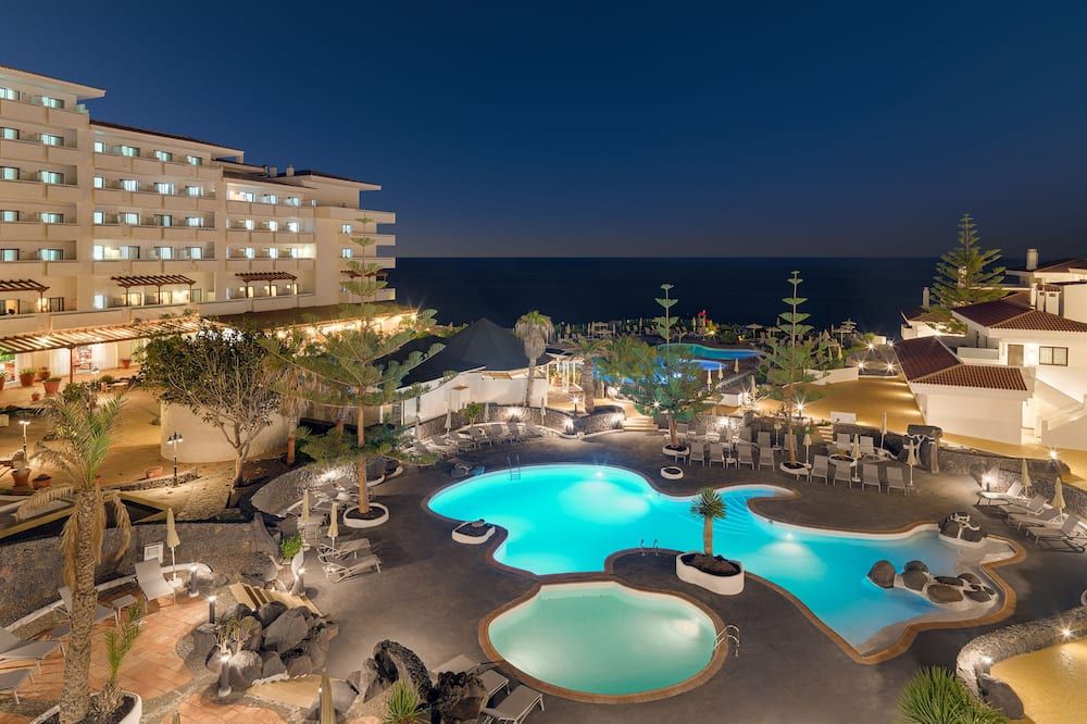 حوض السباحة