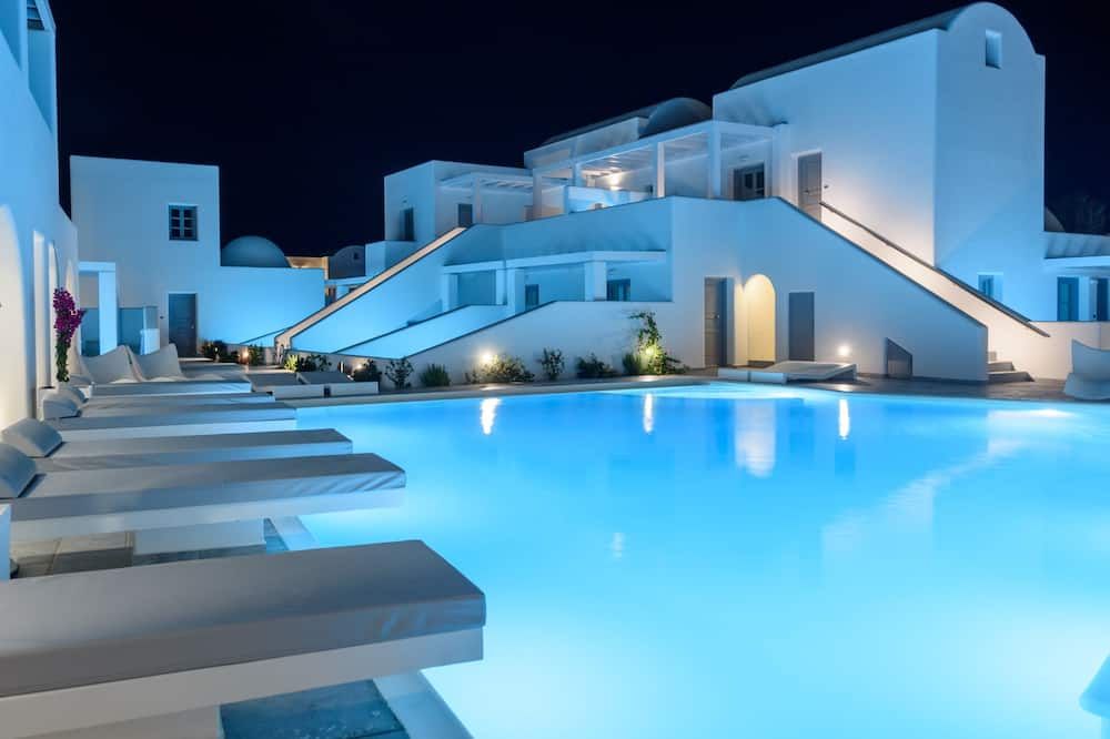 حوض السباحة