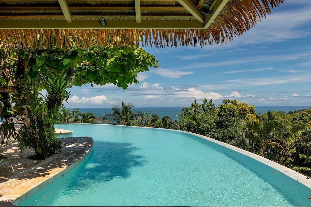 حوض السباحة