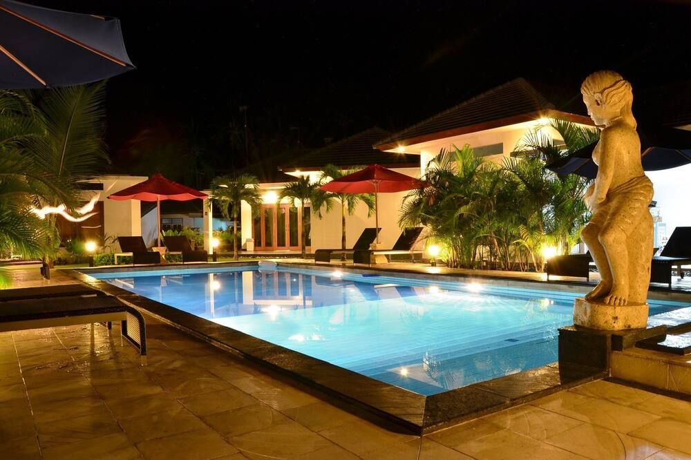 حوض السباحة