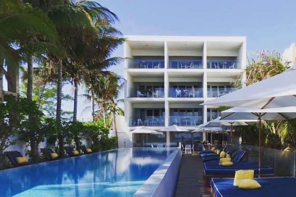 حوض السباحة