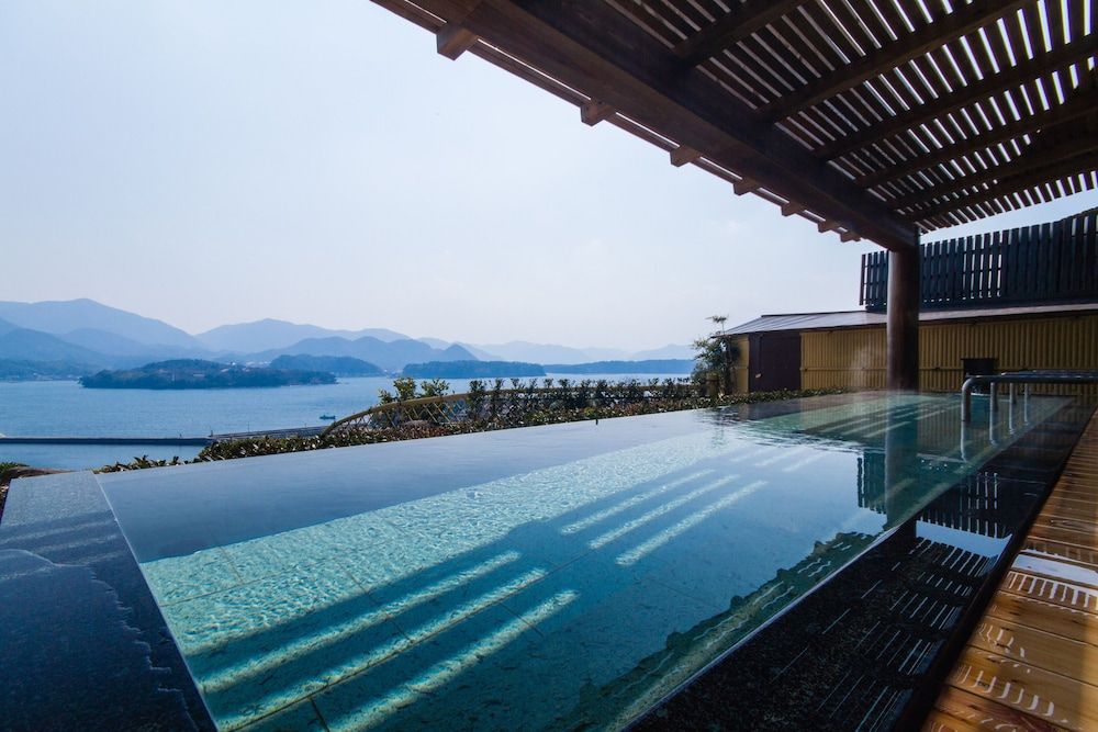 حوض السباحة