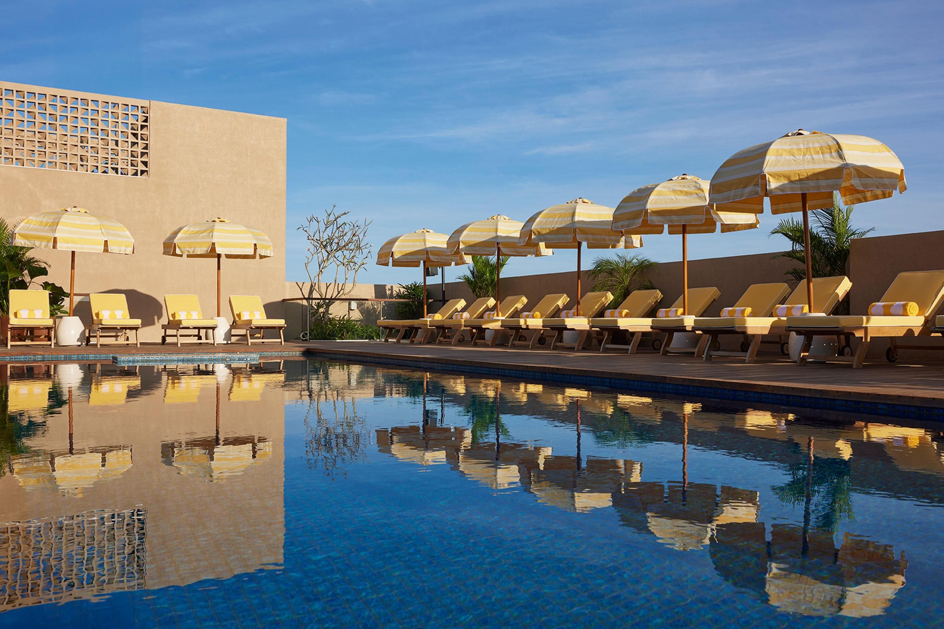 حوض السباحة