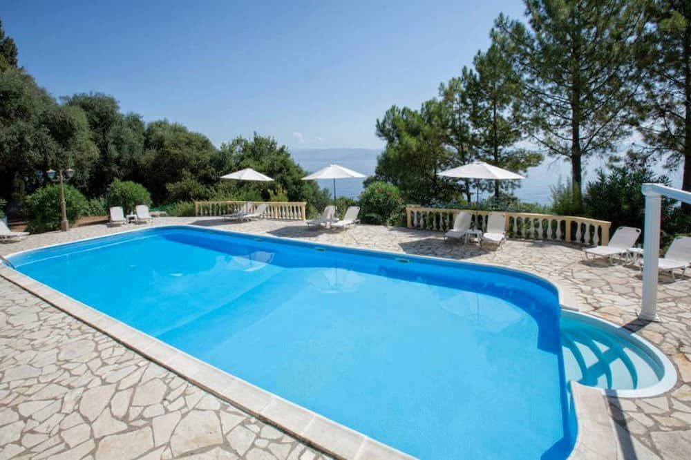 حوض السباحة