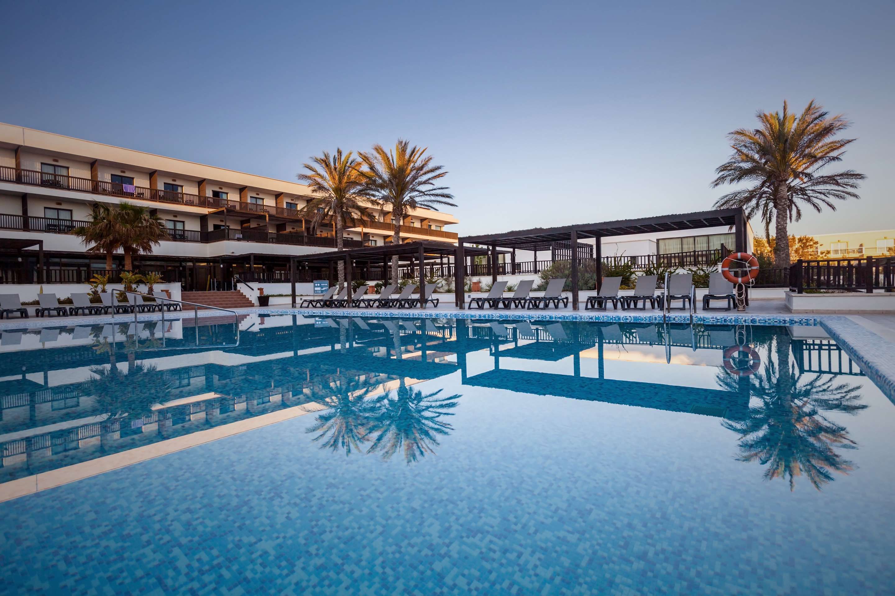 حوض السباحة