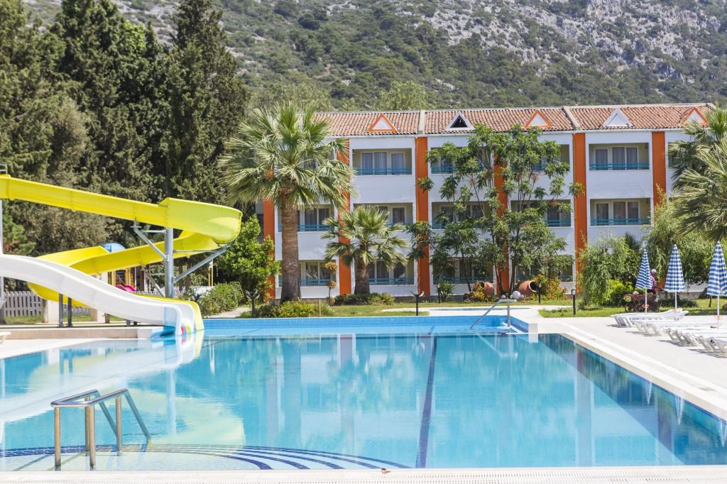 حوض السباحة