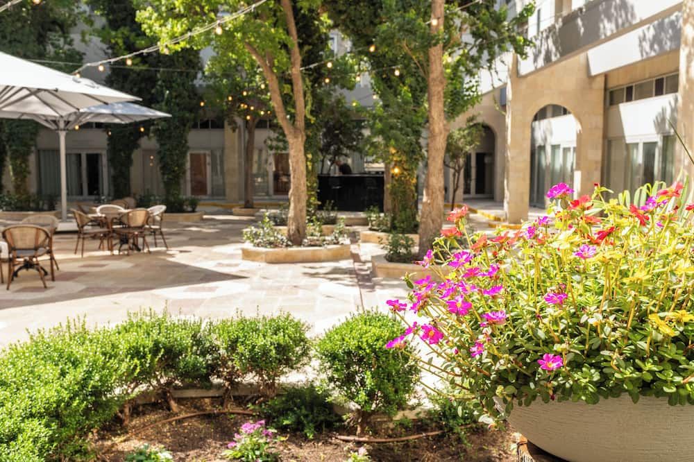 شرفة مرصوفة