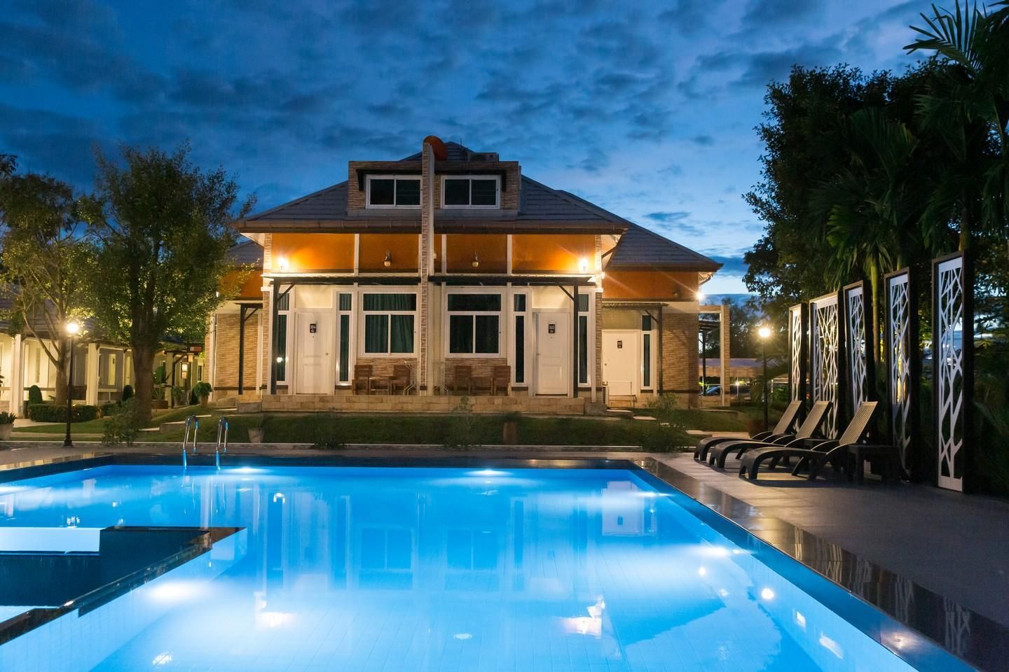 حوض السباحة